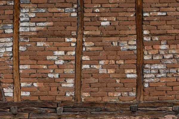 Stara Ściana Domu Murowana Cegieł Drewnianych Belek — Zdjęcie stockowe