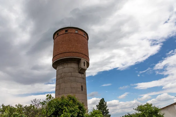 Una Mirada Cercana Una Antigua Torre Agua Abandonada Ladrillo Hormigón — Foto de Stock