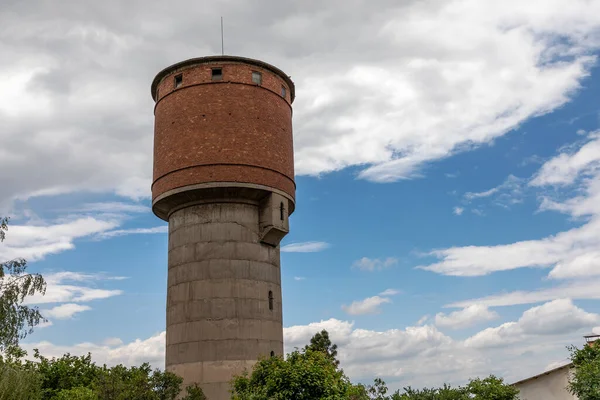 Uno Sguardo Vicino Vecchio Mattone Abbandonato Torre Acqua Cemento Ricoperta — Foto Stock