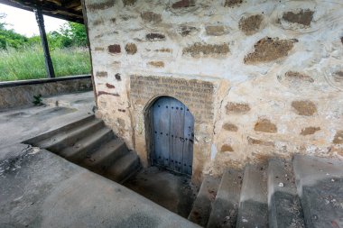 Rezhantsi, Bulgaristan - 07 Haziran 2020. Bulgaristan 'ın Rezhantsi köyündeki Aziz Elijah Kilisesi' nin yeraltı girişi. Doğu Ortodoks Kilisesi. Kilise 17. yüzyılda inşa edildi..