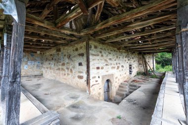 Rezhantsi, Bulgaristan - 07 Haziran 2020. Bulgaristan 'ın Rezhantsi köyündeki Aziz Elijah Kilisesi' nin yeraltı girişi. Doğu Ortodoks Kilisesi. Kilise 17. yüzyılda inşa edildi..