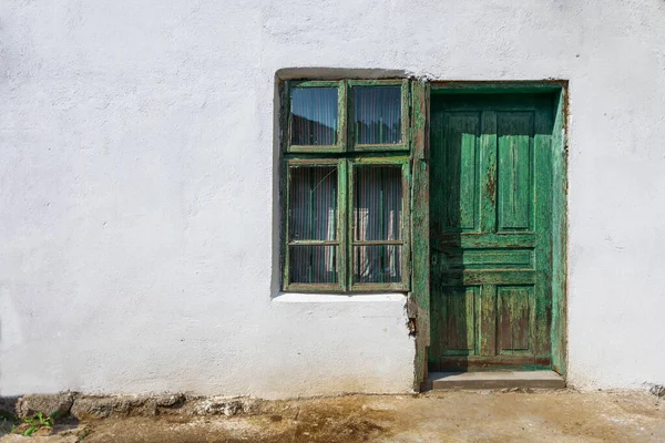 Frontansicht Der Tür Und Des Fensters Eines Verlassenen Hauses Stockbild