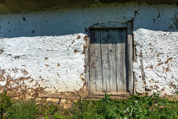 Vista Frontal Porta Uma Antiga Casa Abandonada — Fotografia de Stock