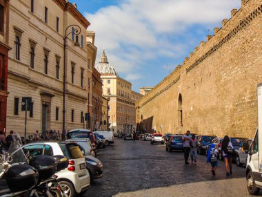 Vatikan - Roma, İtalya - Eylül 2018. Via Dei Corridori ve Passeto di Borgo Vatikan şehrini Castel Sant 'Angelo' ya bağlayan yüksek bir geçit.. 