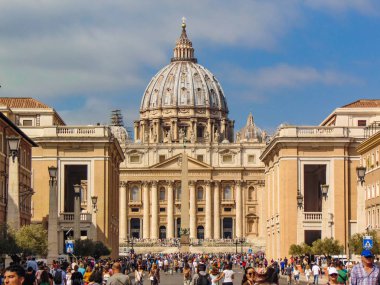 Vatikan - Roma, İtalya Eylül 2018. Aziz Peter Bazilikası 'nın ön görünüşü. 