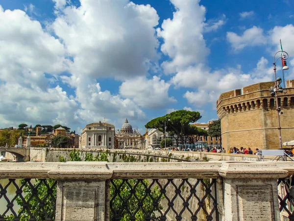 베드로 바실리카와 앙헬성의 이탈리아 로마의 테베레강을 가로지르는 베드로 다리의 — 스톡 사진