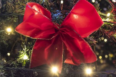 Noel ağacı süslemelerine yakın çekim. 