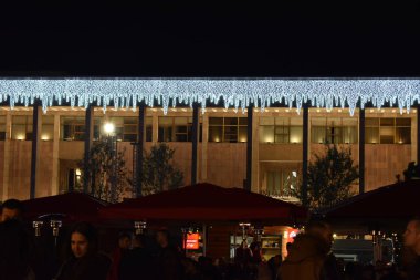 Kasım 2018 - Tiran, Arnavutluk. Noel ve Yeni Yıl için Şehir Tatil Dekorasyonu. 