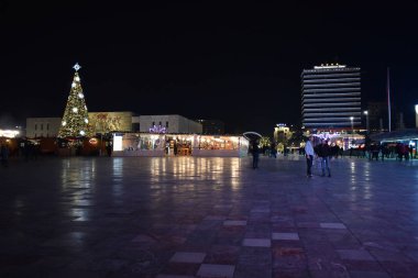 Kasım 2018 - Tiran, Arnavutluk. Şehir tatil dekorasyon Christams ve yeni yıl için. İskender Bey Meydanı. 