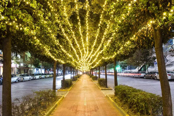 Kasım 2018 - Tiran, Arnavutluk. Noel ve Yeni Yıl için Şehir Tatil Dekorasyonu. 