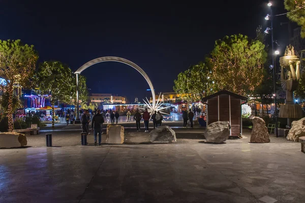 Kasım 2018 - Tiran, Arnavutluk. Noel ve Yeni Yıl için Şehir Tatil Dekorasyonu. 