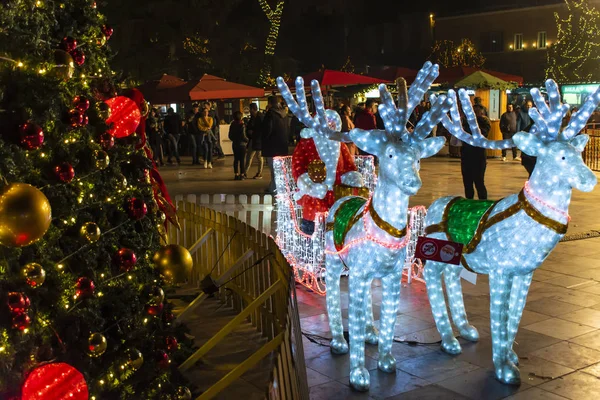 11月2018 ティラナ アルバニア クリスマスと新年のための都市の休日の装飾 — ストック写真