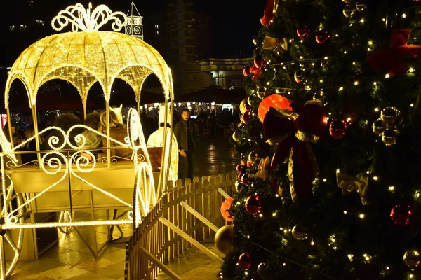 11月2018 ティラナ アルバニア クリスマスと新年のための都市の休日の装飾 — ストック写真