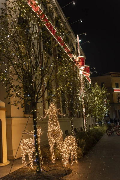 Decoraties Voor Feestdagen Tirana Albanië Overheidsgebouwen — Stockfoto