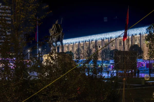 Kasım 2018 - Tiran, Arnavutluk. Noel ve yeni yıl için şehir tatili dekorasyonu. Skanderbeg Anıtı. 