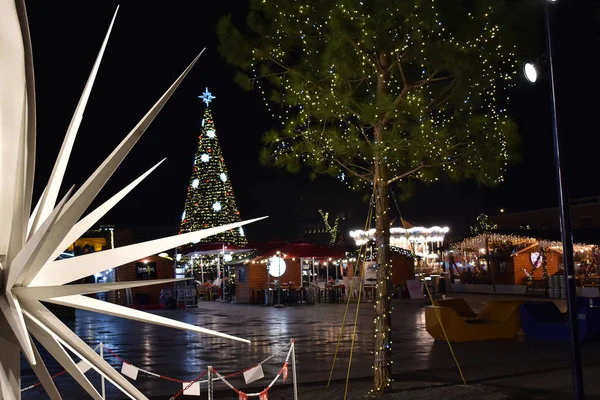 2018 ティラナ アルバニア クリスマスと新年の市休日の装飾です スカンデルベク広場 — ストック写真