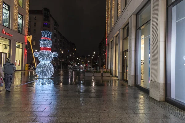 Berlin, Almanya - 11 Aralık 2018: Alışveriş Merkezi, ışıklı ve tatil için dekore edilmiş Berlin. 