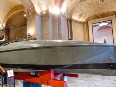 Rome, İtalya - Eylül 2018: M.A.S 15 torpido botu sunak Anavatan müzenin içinde. 
