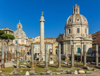 Rome, İtalya - Eylül 2018: Görünüm Trajan'ın sütun Mary'nin Trajan Forumu, en kutsal adını Kilisesi. 