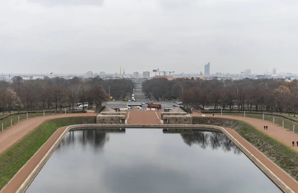 Lago delle Lacrime davanti al Monumento alla Battaglia delle Nazioni a Lipsia, Germania . — Foto Stock