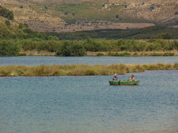Twee visser vissen in Butrint meer. — Stockfoto