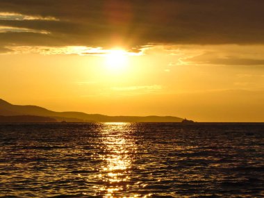 Sahilde gün batımı.