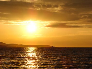 Sahilde gün batımı.