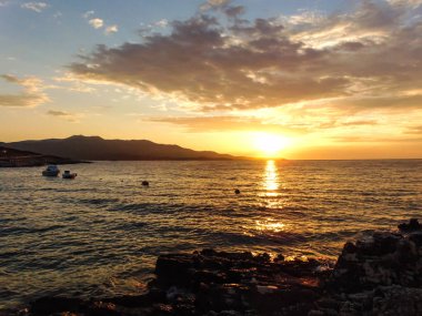 Sahilde gün batımı.