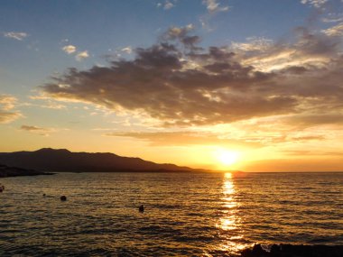 Sahilde gün batımı.