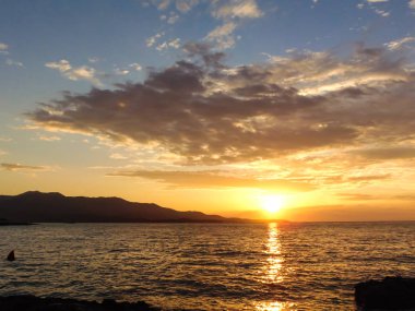 Sahilde gün batımı.