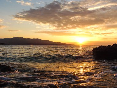 Sahilde gün batımı.