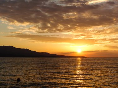 Sahilde gün batımı.