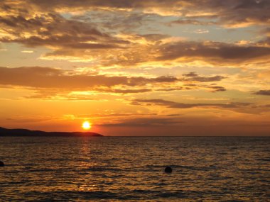 Sahilde gün batımı.