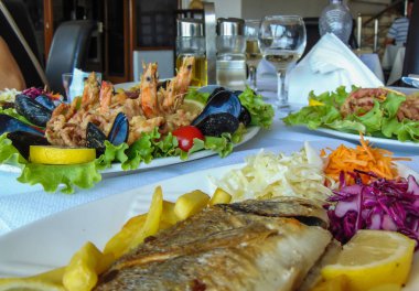 Deniz ürünleri yemekleri ile öğle yemeği