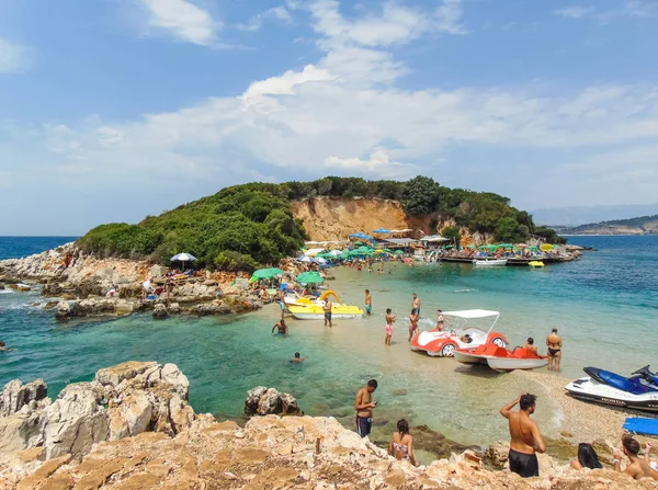 Vista de la costa rocosa de la playa de tres islas . —  Fotos de Stock