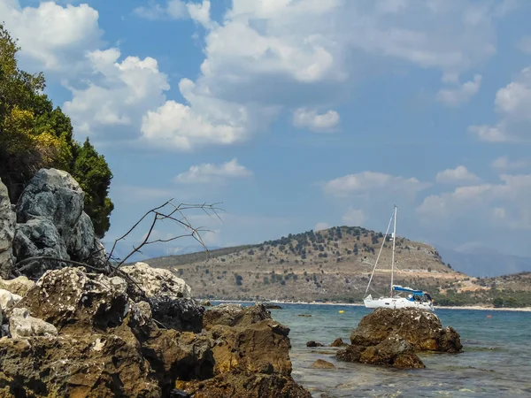 Vue sur le rivage rocheux de la plage de Trois îles . — Photo