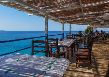 Pulebardha plajında deniz manzaralı restoran