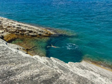 Ksamil plajlarının kayalık kıyıları.