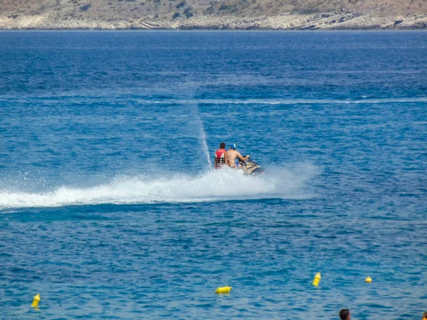 Pulebardha Plajı'nda turist jeti kayağı — Stok fotoğraf