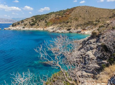 Ksamil plajlarının kayalık kıyıları.