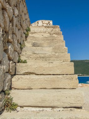 eski taş merdivenle.