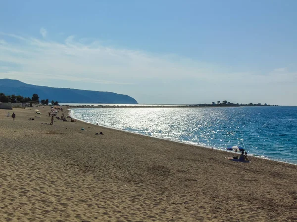 Vue sur la plage de Kastro . — Photo
