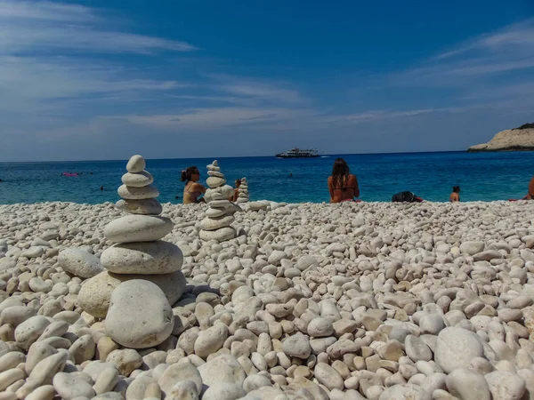 Steine balancieren am Strand. — Stockfoto