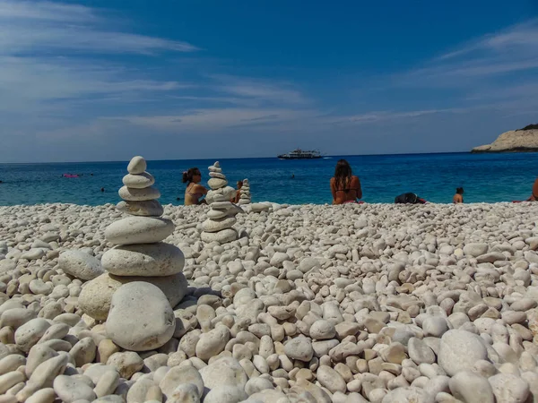 Pierres équilibrées sur la plage . — Photo