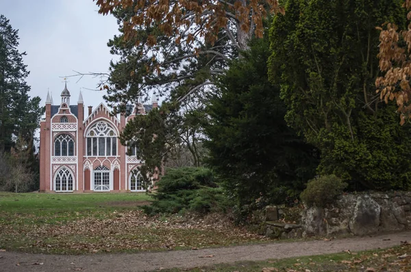 Uitzicht op het gotische huis. — Stockfoto