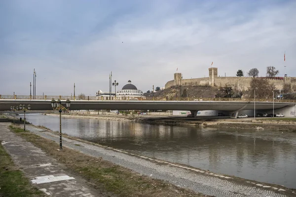 Veduta del fiume Vardar e del Castello di Skopje Kale . — Foto Stock