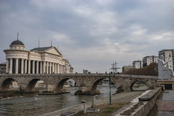 Uitzicht op de stenen brug en het Archeologisch Museum van Macedonië. — Stockfoto