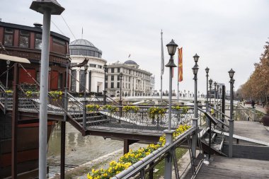 Vardar Nehri boyunca gezinti manzarası.