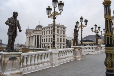 Arkeoloji Müzesi ve Makedonya Elektronik Haberleşme Dairesi binalarının görünümü.
