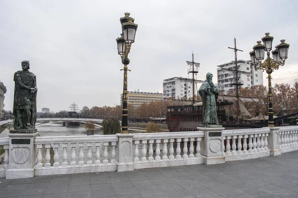 Uitzicht op de rivier de Vardar vanaf de brug van beschavingen. — Stockfoto